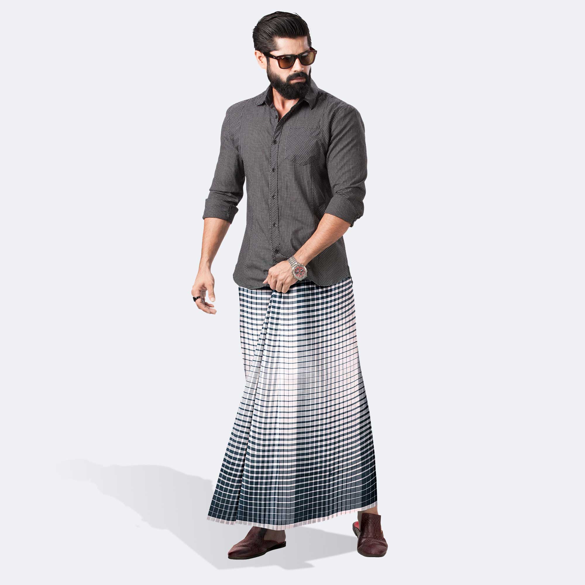 Olomon qizni sikib ichkariga kiradi